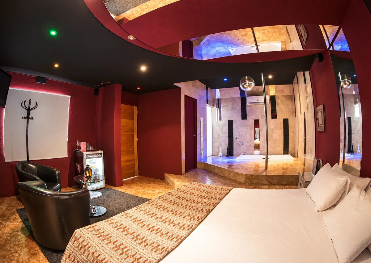 Suite de Saint Valentine con cama matrimonial y jacuzzi, luz cálida
