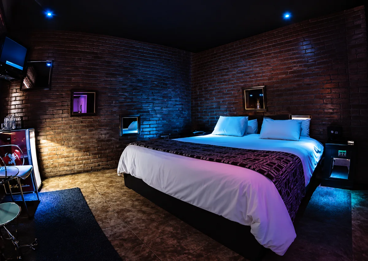 Habitación de Saint Valentine con muro de ladrillo e iluminación nocturna azul